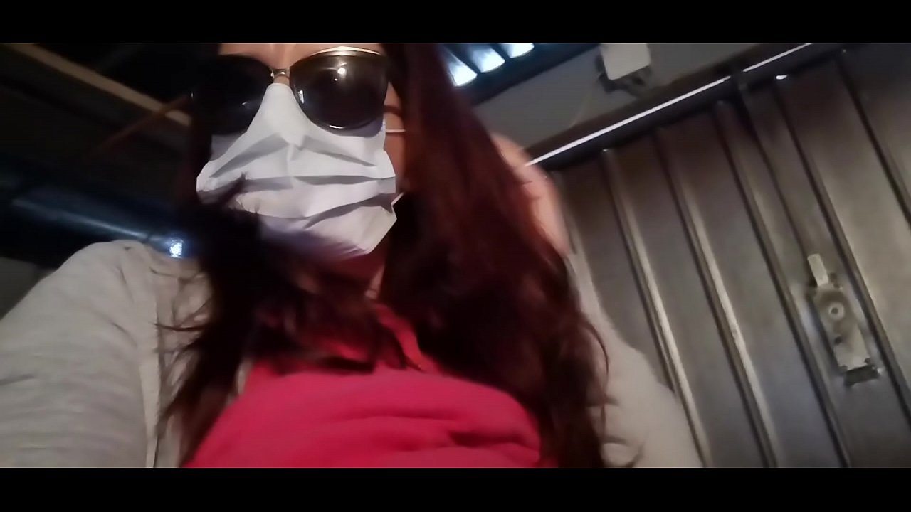 UNicoletta uyaziphindiselela kumakhelwane wakhe futhi uchama egaraji lakhe (I-Special Covid19 Italian Quarantine)